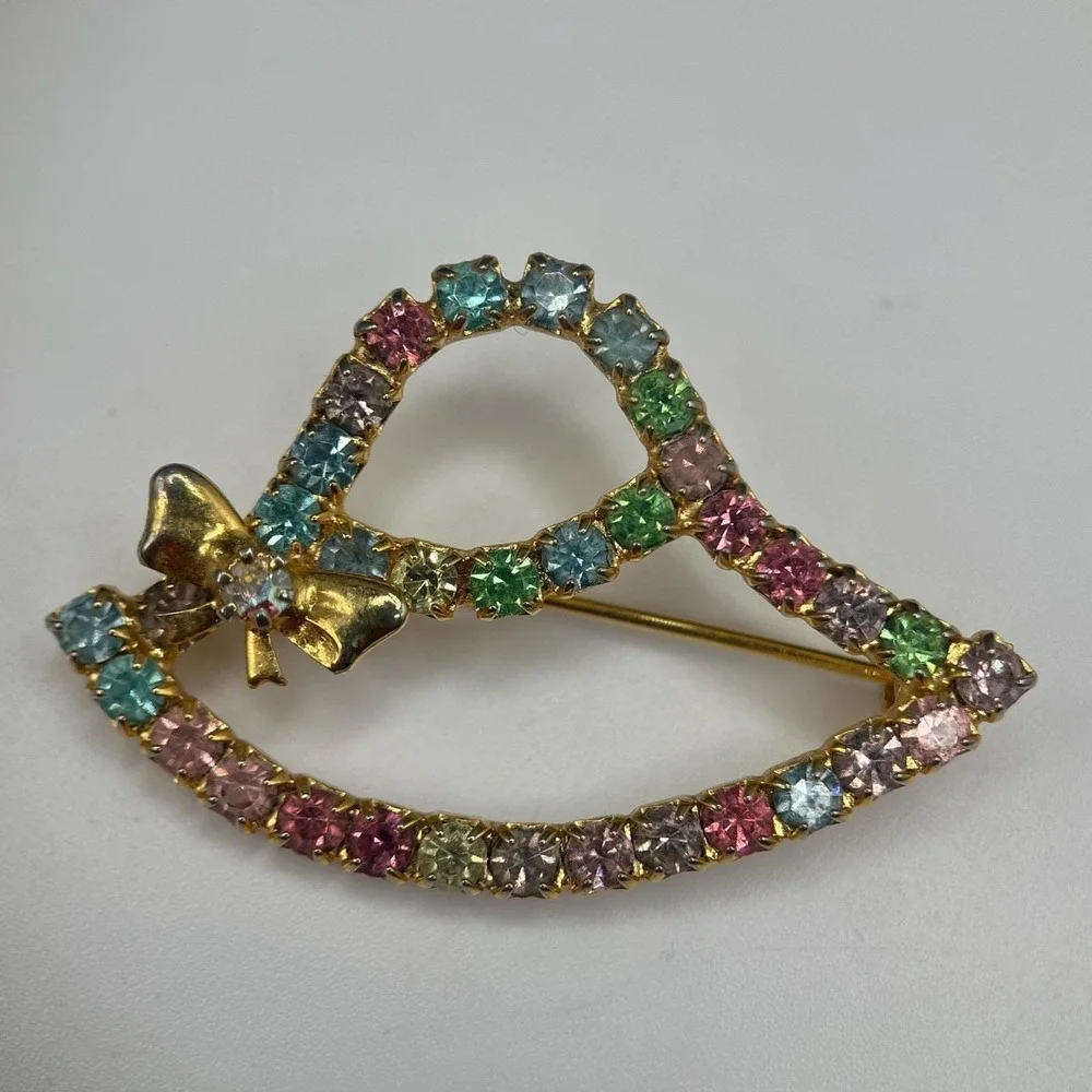 Vintage Faceted Rhinestone Gold Tone Bow‎ Hat Fashion Classic Brooch Pin Retro